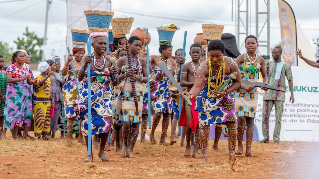 Femmes et jeunes danseuses portant des paniers lors des moissons